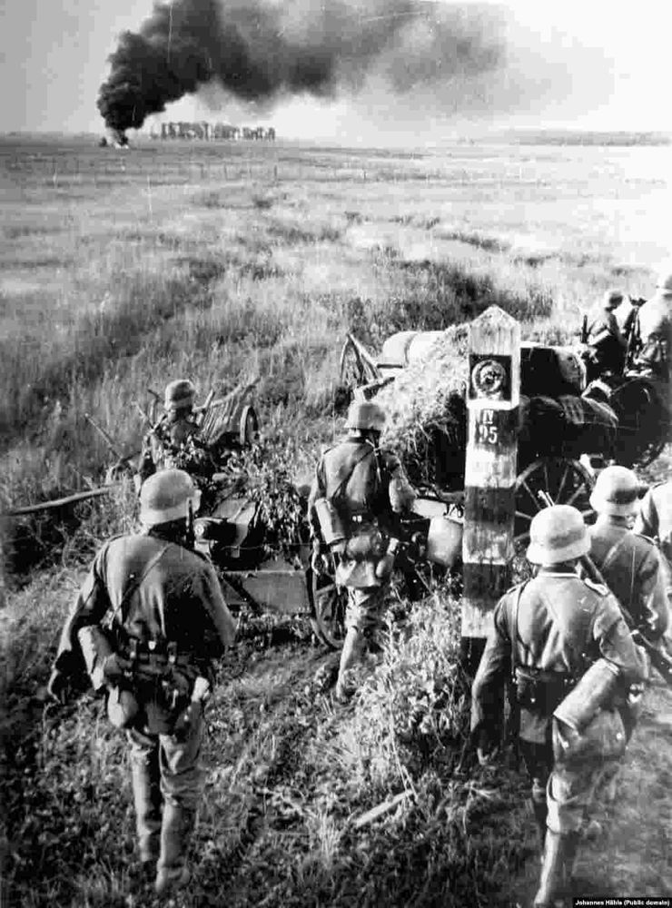 Немецкие солдаты пересекают границу СССР на рассвете 22 июня 1941 года: наступление началось внезапно и без объявления войны.
