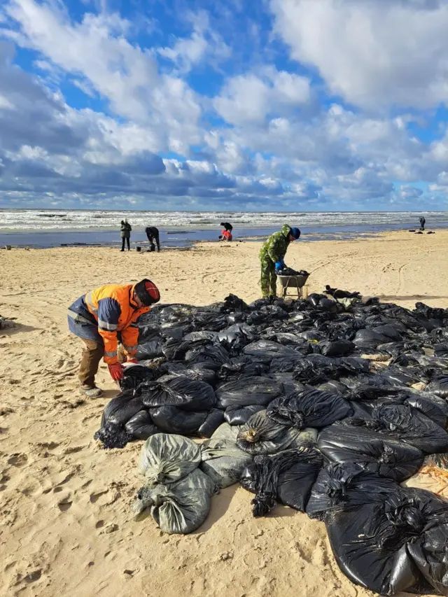 Можно ли купаться в Чёрном море после разлива мазута
