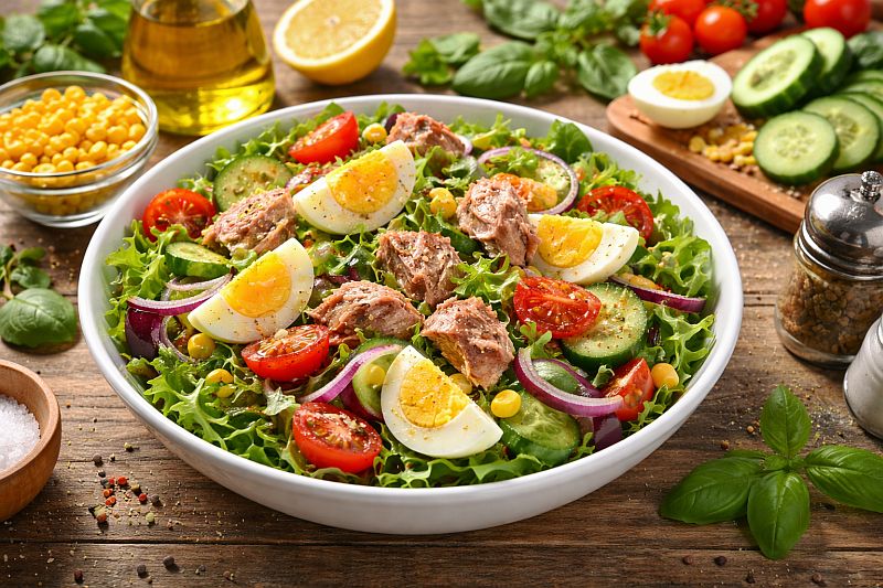 Легкий салат з тунця