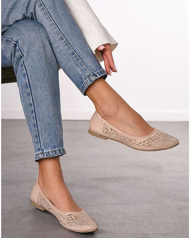 Жінка вибирає балетки в маркетплейсі